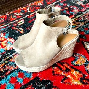 Universal Threads Tan Wedges